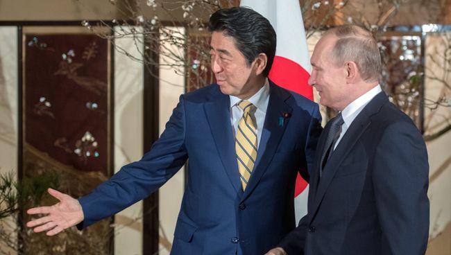 Президент РФ Владимир Путин во время встречи с премьер-министром Японии Синдзо Абэ в Нагато, Япония. 15 декабря 2016 Президент РФ Владимир Путин во время встречи с премьер-министром Японии Синдзо Абэ в Нагато, Япония. 15 декабря 2016