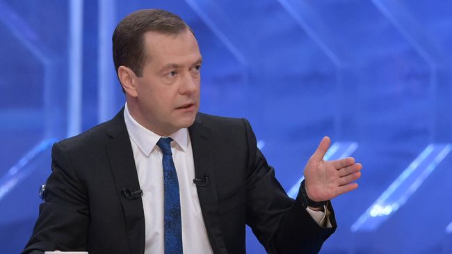Председатель правительства РФ Дмитрий Медведев во время интервью российским телеканалам в студии телецентра Останкино. 15 декабря 2015 Председатель правительства РФ Дмитрий Медведев во время интервью российским телеканалам в студии телецентра Останкино. 15 декабря 2015