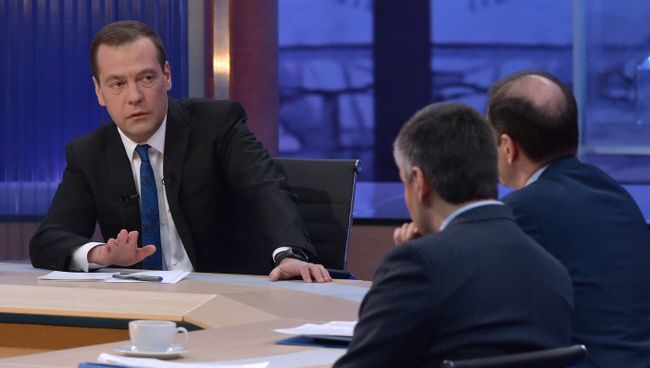 Председатель правительства РФ Дмитрий Медведев во время интервью российским телеканалам в студии телецентра Останкино. 15 декабря 2015 Председатель правительства РФ Дмитрий Медведев во время интервью российским телеканалам в студии телецентра Останкино. 15 декабря 2015