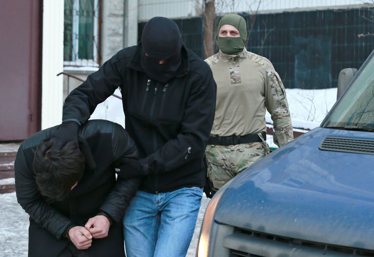 Силовики выводят из подъезда дома № 11 на улице Наметкина участника диверсионно-террористической группы, готовившей серию терактов в Москве Силовики выводят из подъезда дома № 11 на улице Наметкина участника диверсионно-террористической группы, готовившей серию терактов в Москве