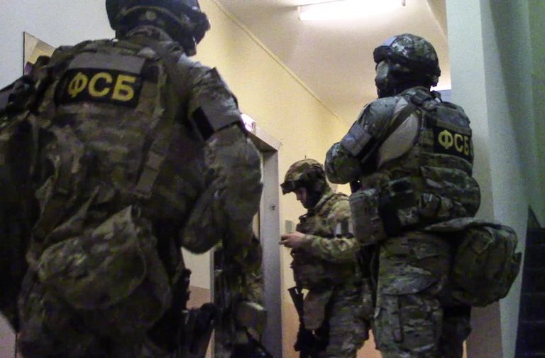 Сотрудники ФСБ РФ в ходе операции по задержанию диверсионно-террористической группы в Москве Сотрудники ФСБ РФ в ходе операции по задержанию диверсионно-террористической группы в Москве