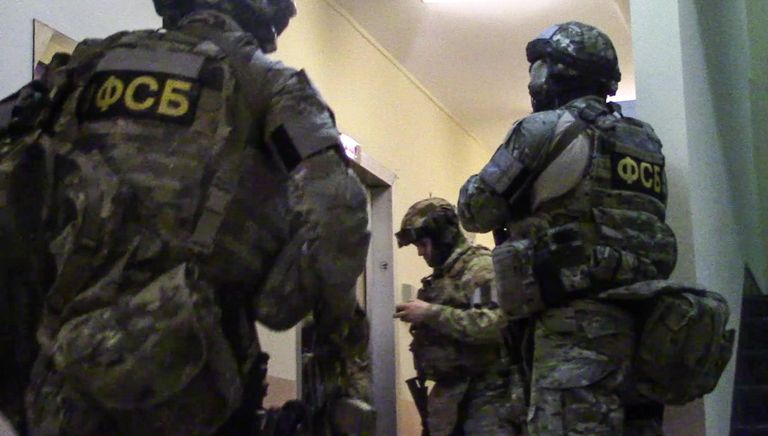 Сотрудники ФСБ РФ в ходе операции по задержанию диверсионно-террористической группы в Москве Сотрудники ФСБ РФ в ходе операции по задержанию диверсионно-террористической группы в Москве