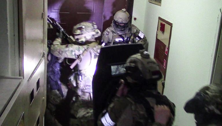 Сотрудники ФСБ РФ в ходе операции по задержанию диверсионно-террористической группы в Москве Сотрудники ФСБ РФ в ходе операции по задержанию диверсионно-террористической группы в Москве