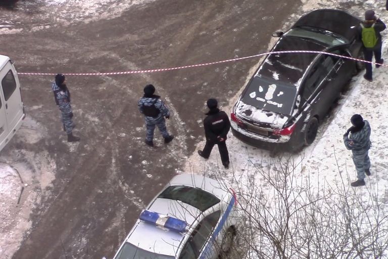 Сотрудники правоохранительных органов у места задержания ФСБ РФ диверсионно-террористической группы в Москве Сотрудники правоохранительных органов у места задержания ФСБ РФ диверсионно-террористической группы в Москве