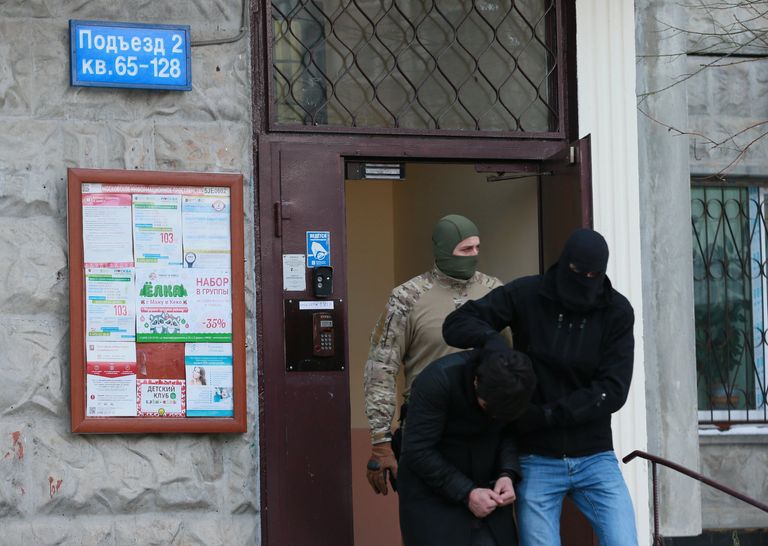 Силовики выводят из подъезда дома № 11 на улице Наметкина одного из участников диверсионно-террористической группы, готовившей серию терактов в Москве Силовики выводят из подъезда дома № 11 на улице Наметкина одного из участников диверсионно-террористической группы, готовившей серию терактов в Москве