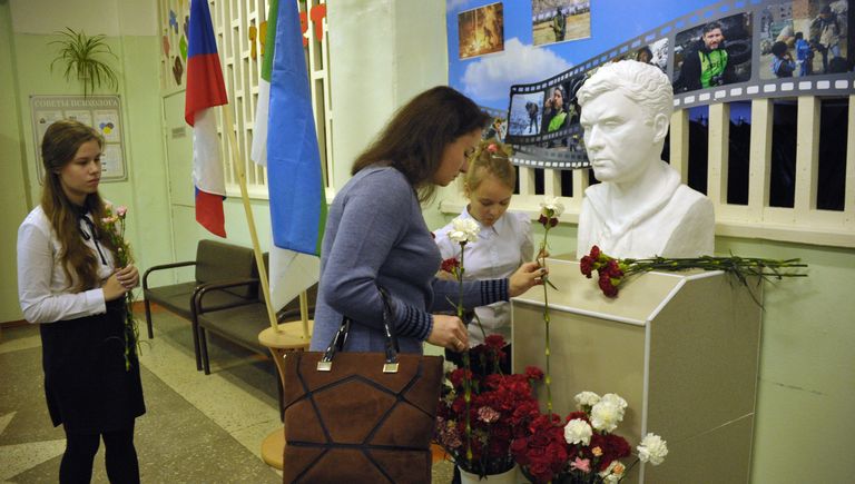 Церемония открытия бюста Андрея Стенина в школе №2 города Печора республики Коми Церемония открытия бюста Андрея Стенина в школе №2 города Печора республики Коми