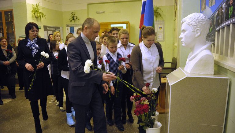 Церемония открытия бюста Андрея Стенина в школе №2 города Печора республики Коми Церемония открытия бюста Андрея Стенина в школе №2 города Печора республики Коми