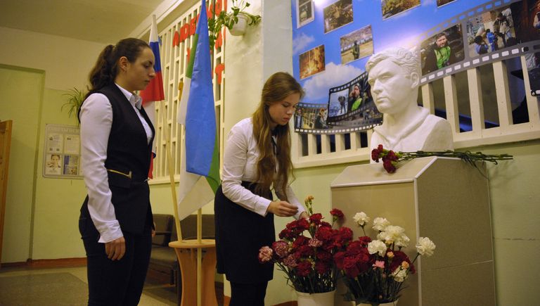 Церемония открытия бюста Андрея Стенина в школе №2 города Печора республики Коми Церемония открытия бюста Андрея Стенина в школе №2 города Печора республики Коми