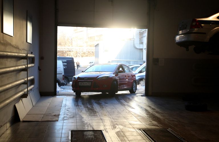 Автомобиль выезжает из сервисного центра Автомобиль выезжает из сервисного центра