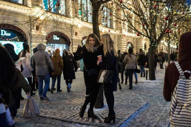Девушки фотографируются на ГУМ-Ярмарке на Красной площади в Москве