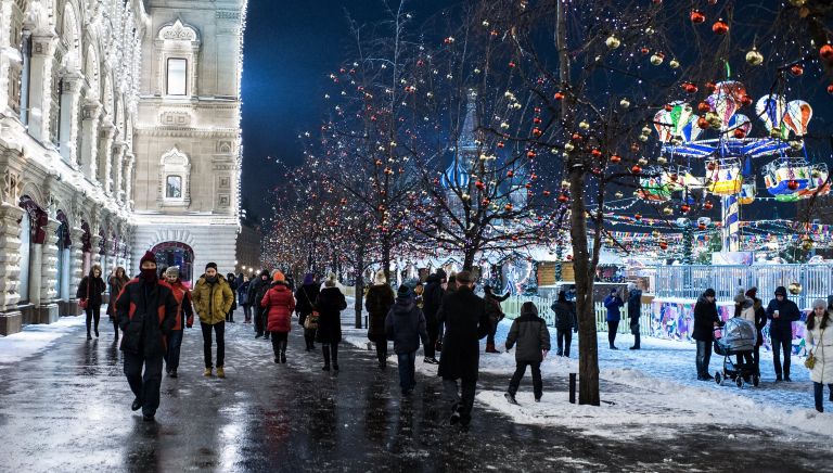 Горожане гуляют на Красной площади в Москве Горожане гуляют на Красной площади в Москве