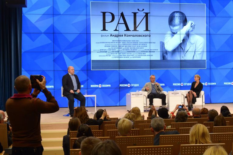 Режиссер фильма Рай Андрей Кончаловский с супругой, актрисой Юлией Высоцкой на пресс-конференции в Международном мультимедийном пресс-центре МИА Россия сегодня Режиссер фильма Рай Андрей Кончаловский с супругой, актрисой Юлией Высоцкой на пресс-конференции в Международном мультимедийном пресс-центре МИА Россия сегодня