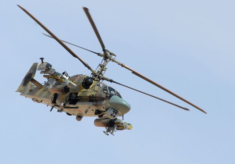 Вертолет Ка-52 Аллигатор во время боевой операции в окрестностях освобожденного от боевиков города Эль-Карьятейн Вертолет Ка-52 Аллигатор во время боевой операции в окрестностях освобожденного от боевиков города Эль-Карьятейн
