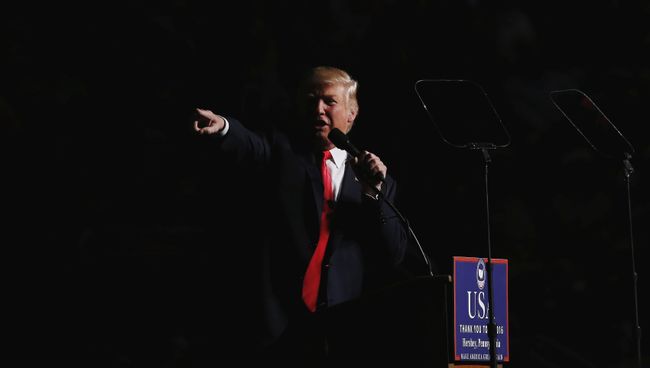 Избранный президент США Дональд Трамп во время выступления перед сторонниками в городе Херши, Пенсильвания. 15 декабря 2016 Избранный президент США Дональд Трамп во время выступления перед сторонниками в городе Херши, Пенсильвания. 15 декабря 2016