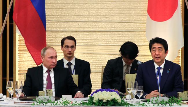 Президент РФ Владимир Путин и премьер-министр Японии Синдзо Абэ во время российско-японских переговоров в Токио. 16 декабря 2016 Президент РФ Владимир Путин и премьер-министр Японии Синдзо Абэ во время российско-японских переговоров в Токио. 16 декабря 2016