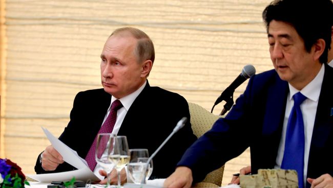 Президент РФ Владимир Путин и премьер-министр Японии Синдзо Абэ во время российско-японских переговоров в Токио. 16 декабря 2016 Президент РФ Владимир Путин и премьер-министр Японии Синдзо Абэ во время российско-японских переговоров в Токио. 16 декабря 2016