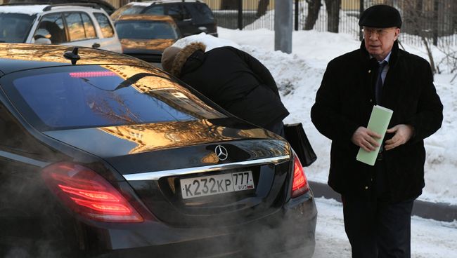 Бывший премьер Украины Никалай Азаров перед зданием Дорогомиловского суда Москвы Бывший премьер Украины Никалай Азаров перед зданием Дорогомиловского суда Москвы
