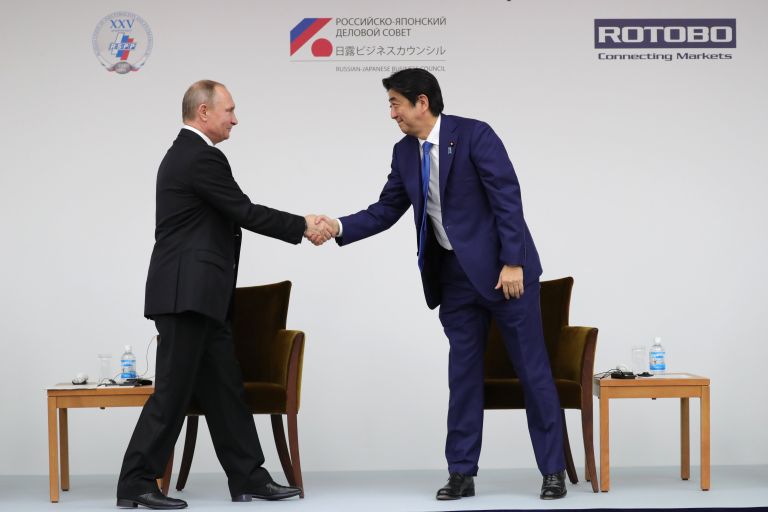 Президент РФ Владимир Путин и премьер-министр Японии Синдзо Абэ на заседании российско-японского форума деловых кругов в Токио. 16 декабря 2016 Президент РФ Владимир Путин и премьер-министр Японии Синдзо Абэ на заседании российско-японского форума деловых кругов в Токио. 16 декабря 2016