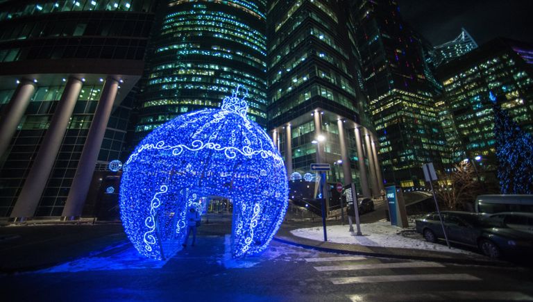 Светящийся новогодний шар, установленный на набережной у Московского международного делового центра Москва-Сити Светящийся новогодний шар, установленный на набережной у Московского международного делового центра Москва-Сити