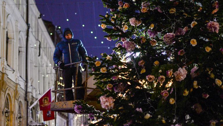 Украшение елки в Камергерском переулке в Москве Украшение елки в Камергерском переулке в Москве
