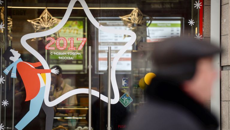 Стеклянные двери в центре Москвы украшенные к Новому году Стеклянные двери в центре Москвы украшенные к Новому году