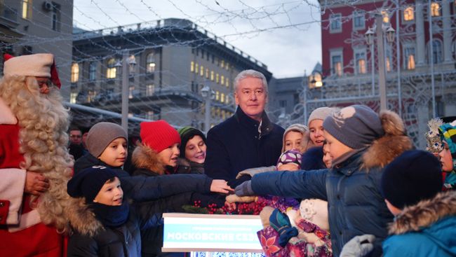 Мэр Москвы Сергей Собянин на церемонии открытия московского фестиваля Путешествие в Рождество на Тверской площади в Москве Мэр Москвы Сергей Собянин на церемонии открытия московского фестиваля Путешествие в Рождество на Тверской площади в Москве