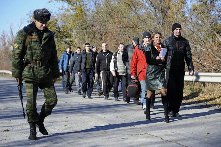 Военнопленные во время процедуры обмена между Луганской и Донецкой народными республиками и Киевом Военнопленные во время процедуры обмена между Луганской и Донецкой народными республиками и Киевом