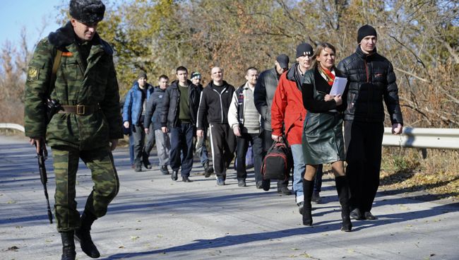 Военнопленные во время процедуры обмена. Архивное фото Военнопленные во время процедуры обмена. Архивное фото