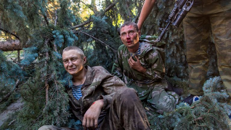Раненые украинские десантники, взятые в плен в ходе боя за город Шахтерск Раненые украинские десантники, взятые в плен в ходе боя за город Шахтерск