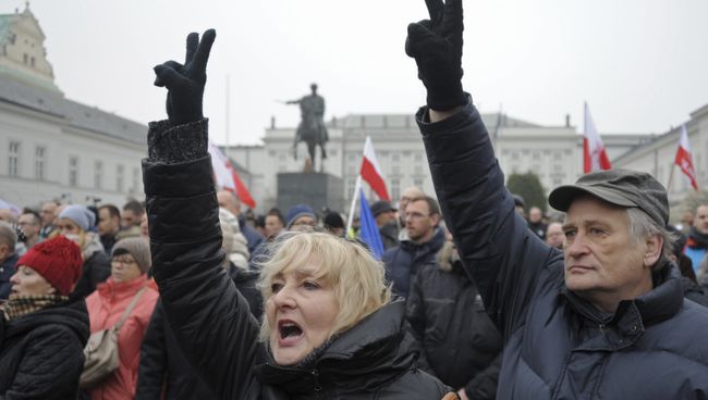 Протестующие у президентского дворца в Варшаве Протестующие у президентского дворца в Варшаве