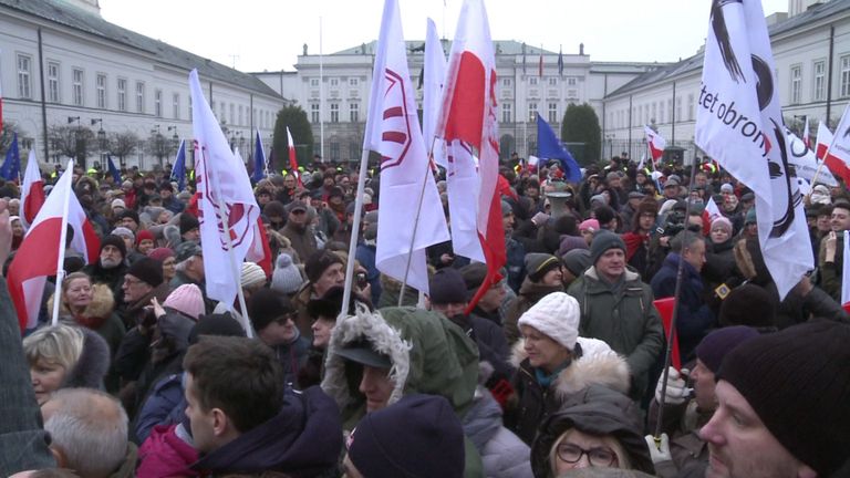 Многотысячная акция протеста проходит возле президентского дворца в Варшаве Многотысячная акция протеста проходит возле президентского дворца в Варшаве