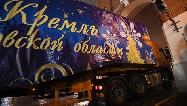 Доставка новогодней елки в Кремль. Архивное фото