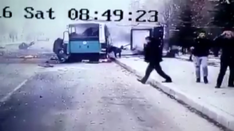 Момент взрыва заминированной машины возле автобуса с военными в турецком Кайсери Момент взрыва заминированной машины возле автобуса с военными в турецком Кайсери