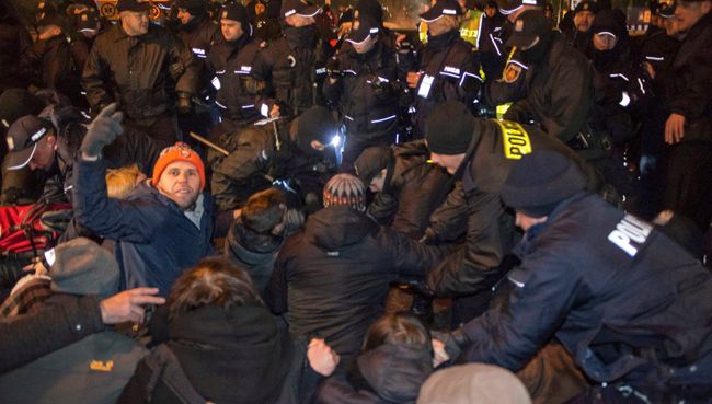 Акция протеста оппозиции у здания польского сейма в Варшаве Акция протеста оппозиции у здания польского сейма в Варшаве