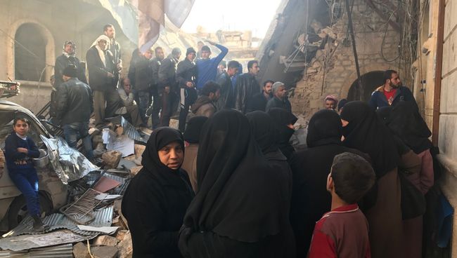 Мирные граждане Сирии в очереди за гуманитарной помощью. Архивное фото Мирные граждане Сирии в очереди за гуманитарной помощью. Архивное фото