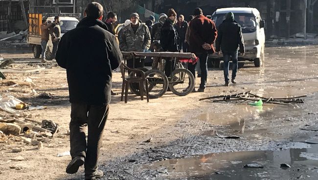 Мирные жители возвращаются в освобожденные кварталы восточного Алеппо. Архивное фото