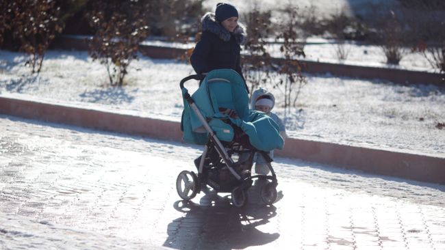 Женщина с ребенком на одной из улиц Симферополя Женщина с ребенком на одной из улиц Симферополя