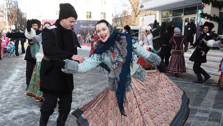 Участники праздничного шествия Дедов Морозов, Снегурочек и сказочных персонажей в Краснодаре