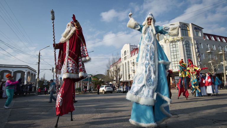 Участники новогоднего парада Дедов Морозов во время конкурса Санта Клаус отдыхает - на арене Дед Мороз в Евпатории