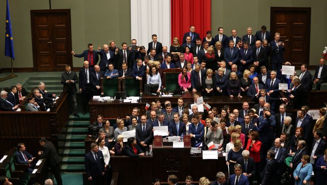 Польские оппозиционные депутаты в зале заседаний польского сейма. Архивное фото