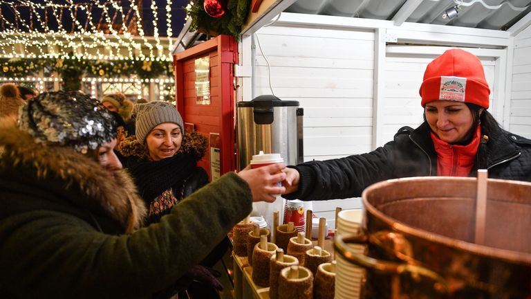 Новогодняя ярмарка на Тверской площади в Москве, где открылся фестиваль Путешествие в Рождество Новогодняя ярмарка на Тверской площади в Москве, где открылся фестиваль Путешествие в Рождество