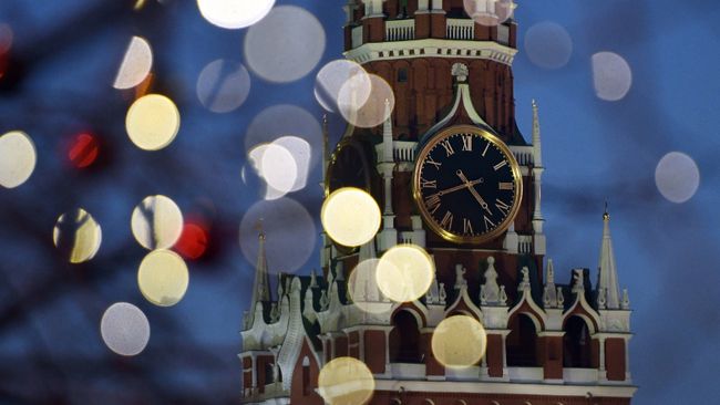 Праздничная иллюминация и Спасская башня Московского Кремля на Красной площади Праздничная иллюминация и Спасская башня Московского Кремля на Красной площади
