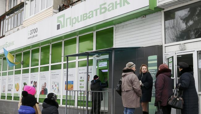 Люди возле банкомата ПриватБанка в Киеве, Украина
