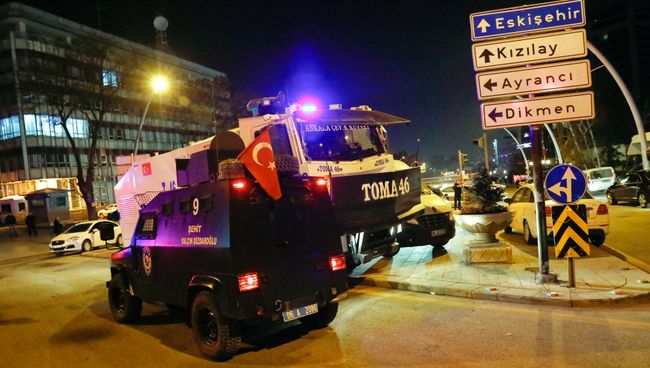 Турецкая полиция в районе галереи в Анкаре, где было совершено нападение на посла России в Турции Андрея Карлова