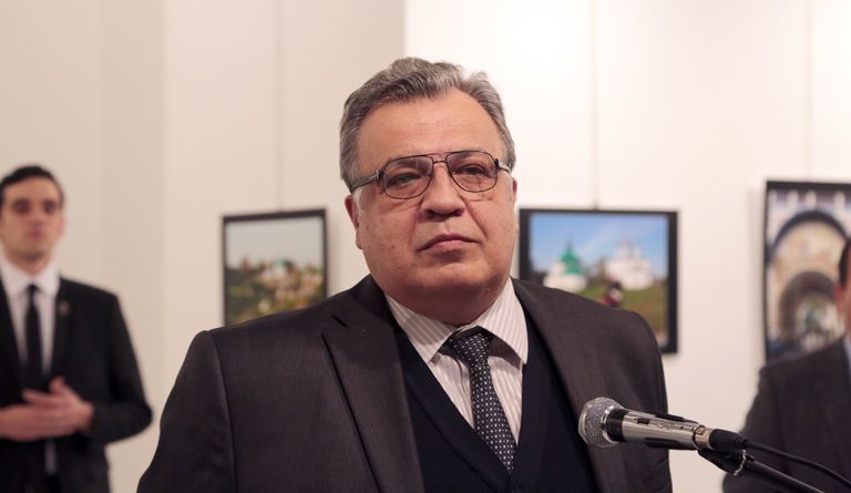 Посол России в Турции Андрей Карлов во время выступления в галерее в городе Анкара Посол России в Турции Андрей Карлов во время выступления в галерее в городе Анкара