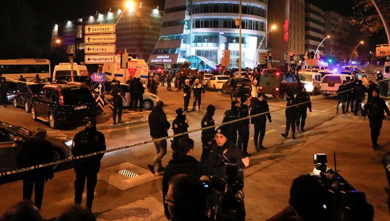 Турецкие полицейские в районе галереи в Анкаре, где было совершено нападение на посла России в Турции Андрея Карлова Турецкие полицейские в районе галереи в Анкаре, где было совершено нападение на посла России в Турции Андрея Карлова