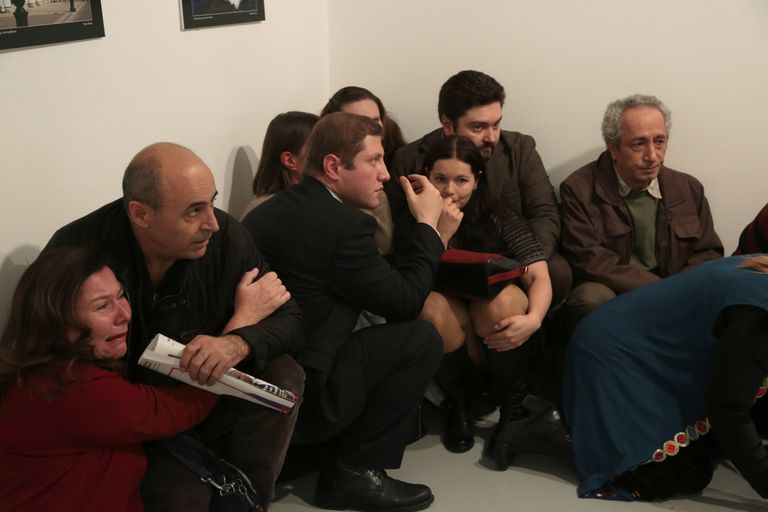 Люди во время нападения на посла РФ в Турции Андрея Карлова в галерее Анкары Люди во время нападения на посла РФ в Турции Андрея Карлова в галерее Анкары