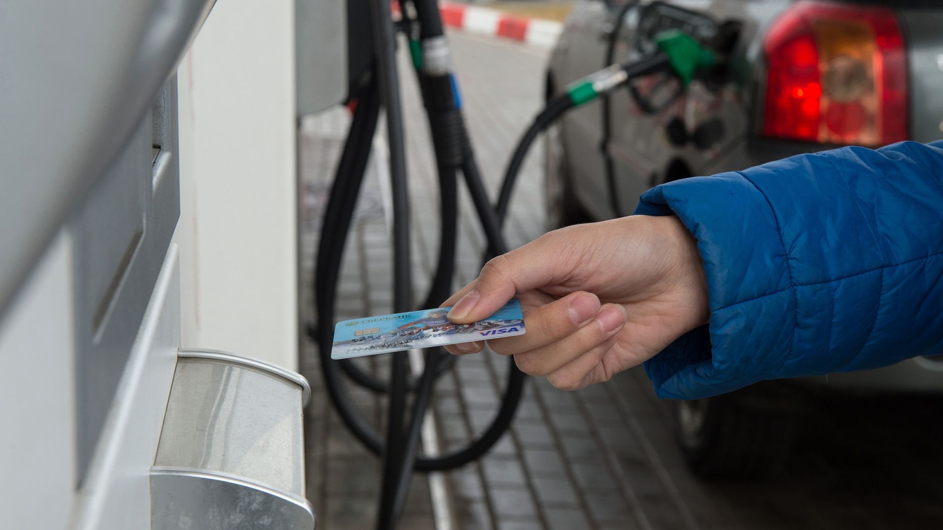 Оплата кредитной картой на автозаправочной станции в Москве Оплата кредитной картой на автозаправочной станции в Москве - РИА Новости, 1920, 28.07.2026