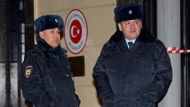 Сотрудники правоохранительных органов у здания посольства Турции в Москве. 19 декабря 2016