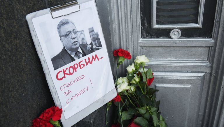Цветы у здания министерства иностранных дел РФ в связи с гибелью посла России в Турции Андрея Карлова